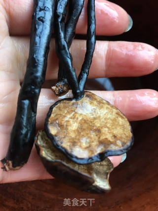 灵芝乌鸡汤的做法步骤：2