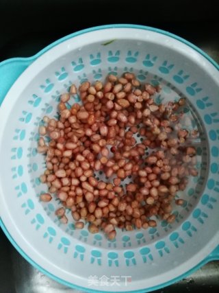 油炸花生米的做法步骤：2
