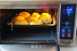 蒜味酱肉松面包的做法步骤：11