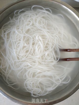 牛肉丸酸菜米粉的做法步骤：1