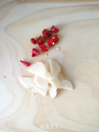 牛肉丸酸菜米粉的做法步骤：2