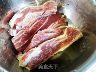 香煎牛仔骨的做法步骤：1