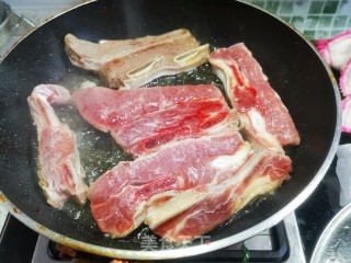 香煎牛仔骨的做法步骤：3