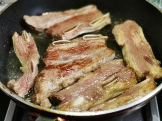 香煎牛仔骨的做法步骤：4