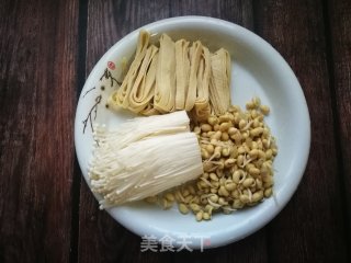 金针菇千张煮撒尿牛丸的做法步骤：1
