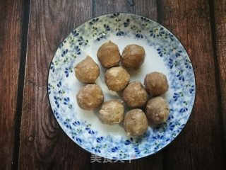 金针菇千张煮撒尿牛丸的做法步骤：2