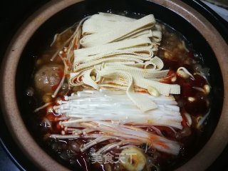 金针菇千张煮撒尿牛丸的做法步骤：8