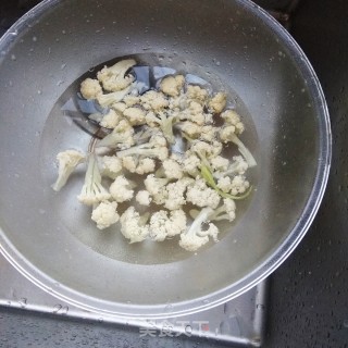 炒花菜的做法步骤：1