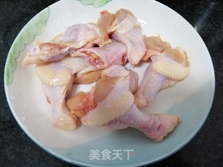 三杯鸡翅根的做法步骤：1