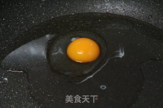 鸡蛋菠菜麻辣面的做法步骤：1