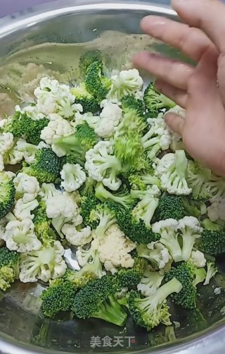 凉拌西蓝花的做法步骤：1