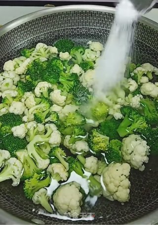 凉拌西蓝花的做法步骤：3