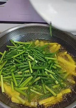 蒜薹土豆条炒火腿的做法步骤：3