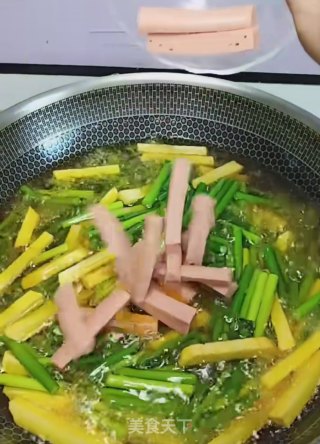 蒜薹土豆条炒火腿的做法步骤：4