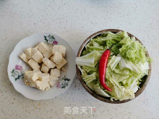 白菜烧冻豆腐的做法步骤：1