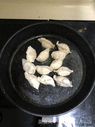 蛋抱虾肉饺的做法步骤：1
