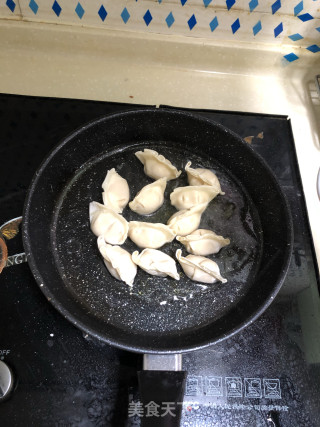 蛋抱虾肉饺的做法步骤：2