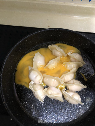 蛋抱虾肉饺的做法步骤：4