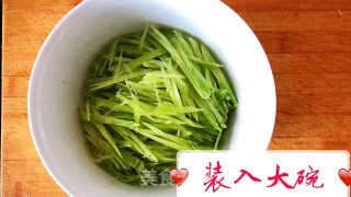 凉拌青笋的做法步骤：3