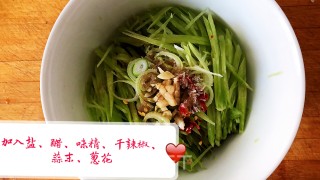 凉拌青笋的做法步骤：4