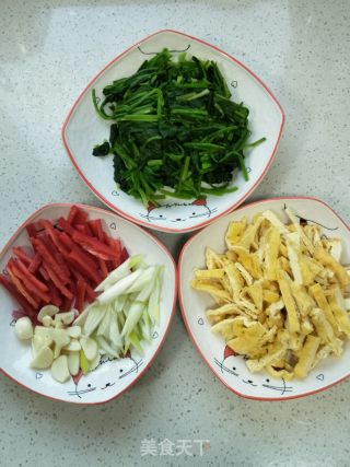 菠菜炒豆腐干的做法步骤：4