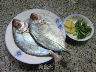 糖醋洋鲳鱼的做法步骤：1