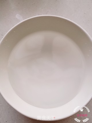 鹌鹑蛋肉饼汤的做法步骤：3