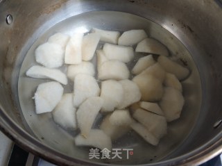 冰糖雪梨红枣汤的做法步骤：2