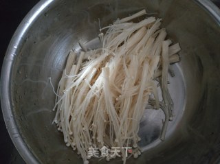 双菇番茄豆腐汤的做法步骤：1