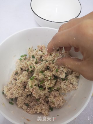 一个人的精致简餐：莲藕糯米粉肉丸+椰汁蒸五谷饭的做法步骤：3