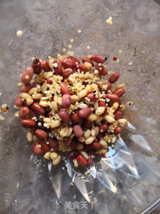 一个人的精致简餐：莲藕糯米粉肉丸+椰汁蒸五谷饭的做法步骤：5