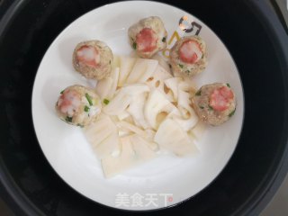 一个人的精致简餐：莲藕糯米粉肉丸+椰汁蒸五谷饭的做法步骤：8