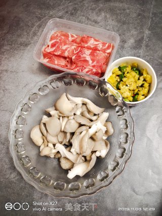凤尾菇肥牛汤的做法步骤：1