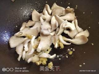 凤尾菇肥牛汤的做法步骤：3