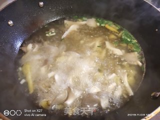 凤尾菇肥牛汤的做法步骤：5
