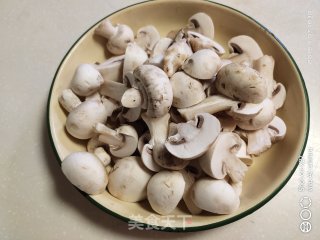胡萝卜蘑菇鸡汤的做法步骤：2