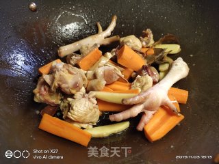 胡萝卜蘑菇鸡汤的做法步骤：6
