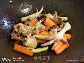 胡萝卜蘑菇鸡汤的做法步骤：7