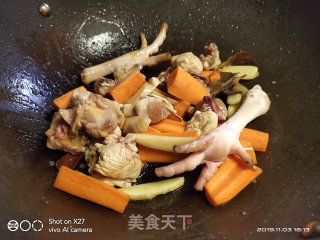 胡萝卜蘑菇鸡汤的做法步骤：8