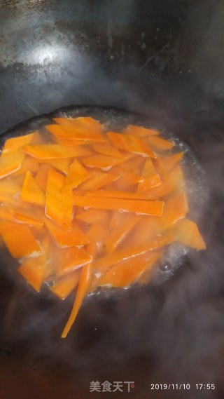 牛肉炒红萝卜的做法步骤：2
