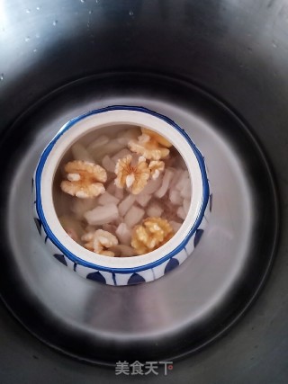 天麻核桃炖瘦肉汤的做法步骤：2