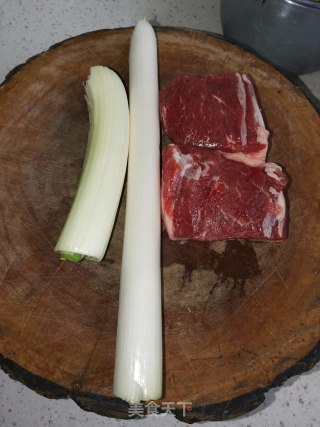 老北京葱爆羊肉的做法步骤：1