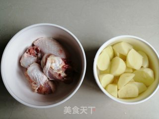 土豆焖鸡的做法步骤：1