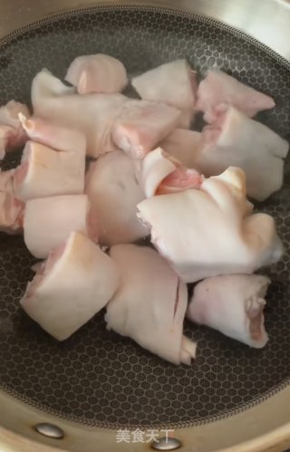 猪蹄焖花生的做法步骤：2