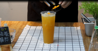 水果茶︱霸气芒果的做法步骤：9