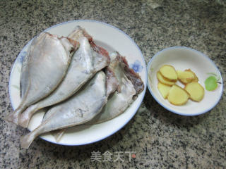 油煎洋鲳鱼的做法步骤：1