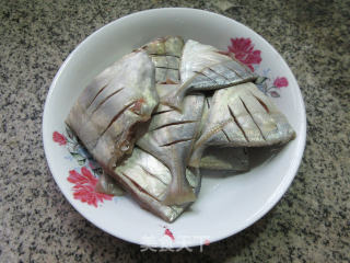 油煎洋鲳鱼的做法步骤：3