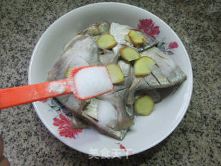 油煎洋鲳鱼的做法步骤：4