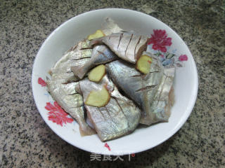 油煎洋鲳鱼的做法步骤：5