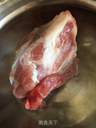 莲藕焖肉的做法步骤：2